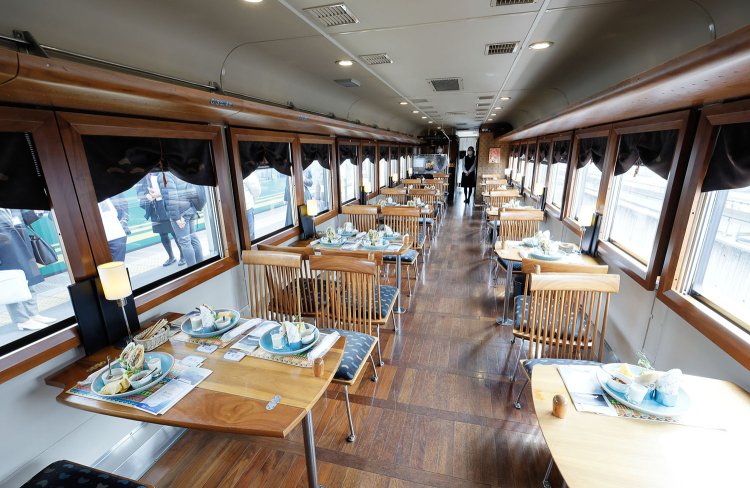 内装には天然木をふんだんに使用。デザインは、JR九州のD＆S（デザイン＆ストーリー）列車などを手がけた水戸岡鋭治氏によるもの。