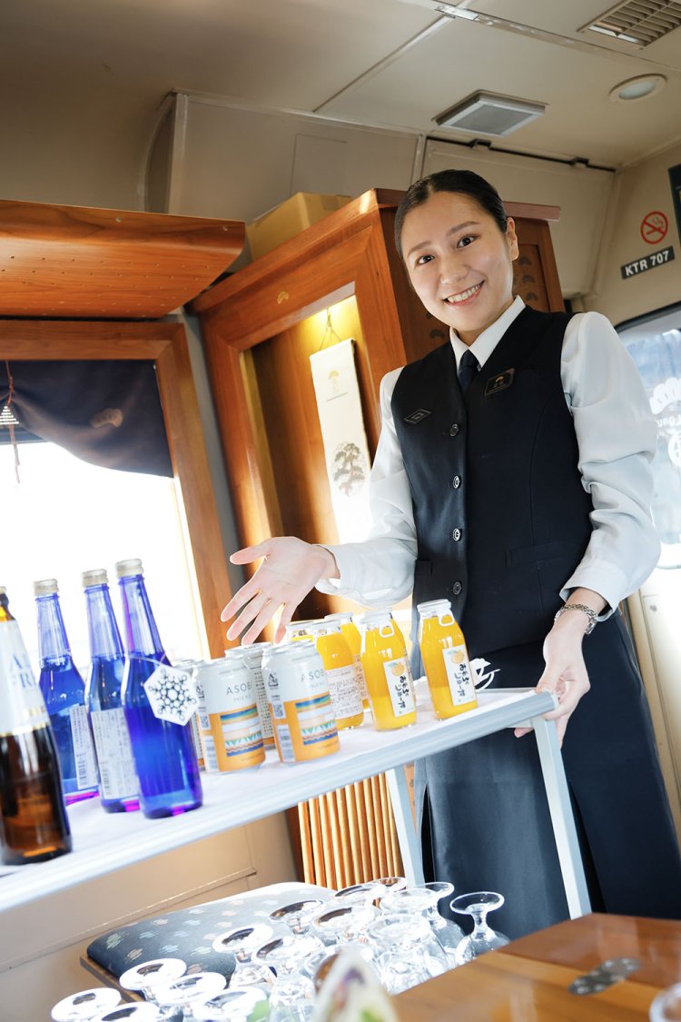 アテンダントさんの笑顔もこの列車の宝物。