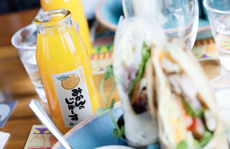  この日の季節のジュースは、地元産みかんを使用したみかんのじゅーす。