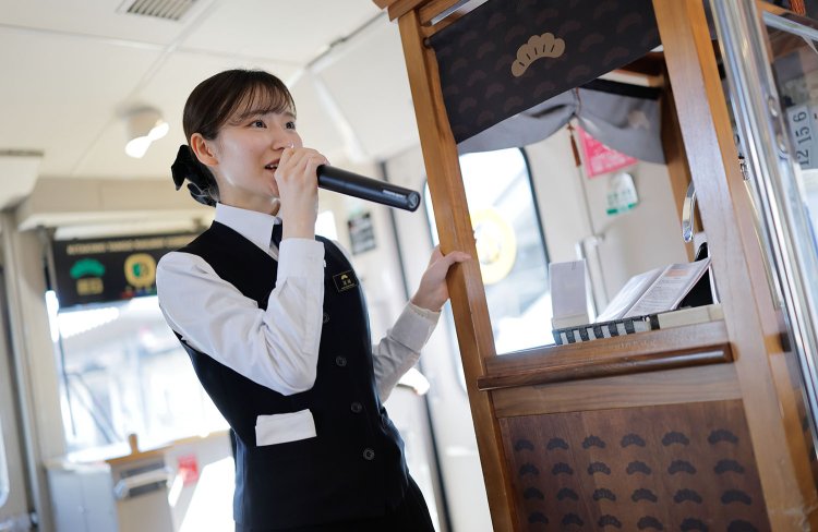 乗車中はアテンダントさんが見どころをこまめに案内してくれる。