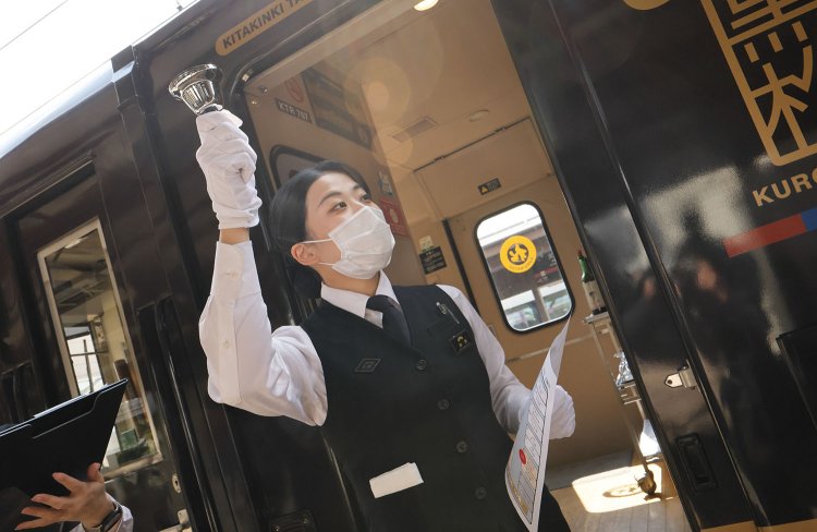 各コース乗車の合図は鐘の音。