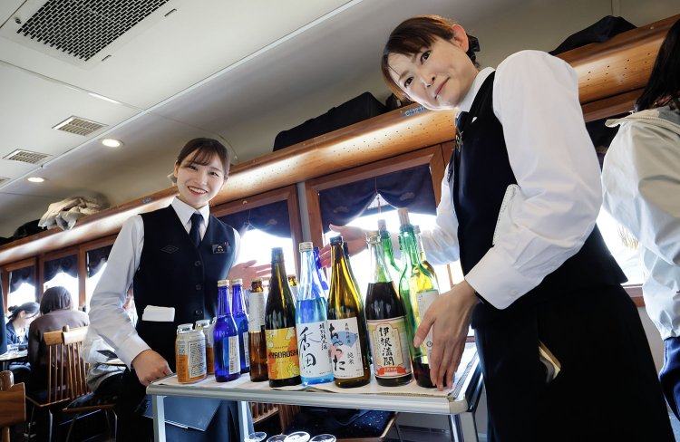 「ランチコース」では、沿線ゆかりのお酒も忘れずに。