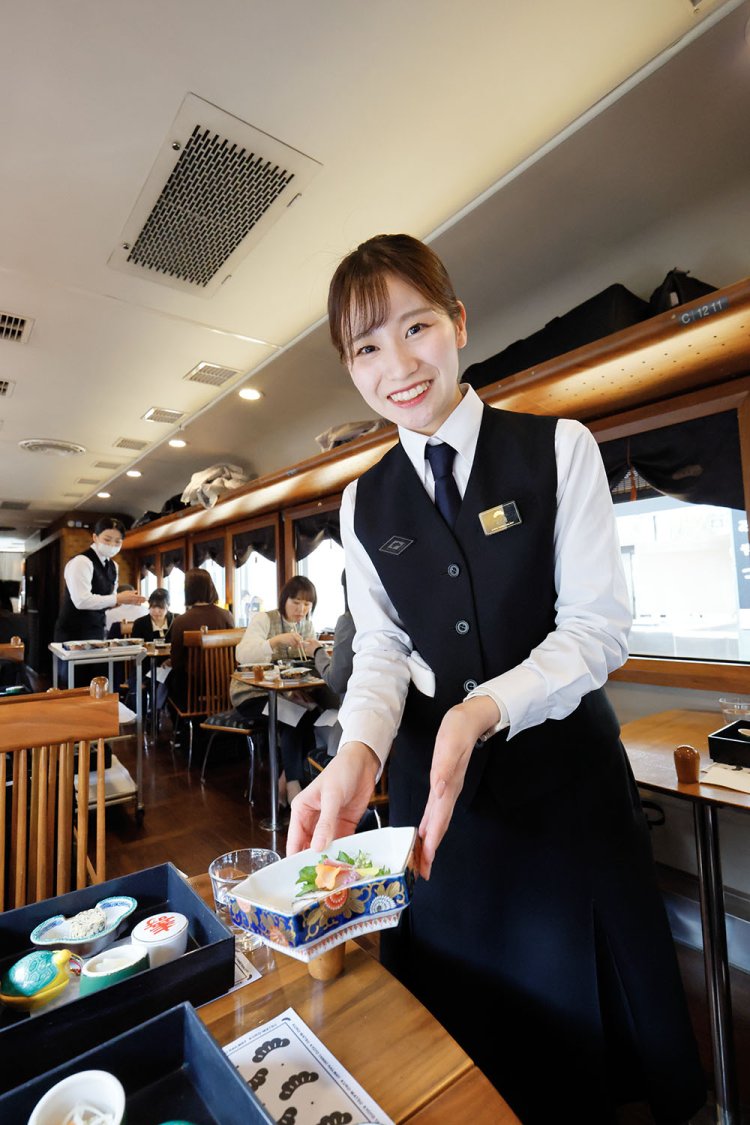 ランチはコース仕立て。アテンダントさんがタイミングを見て提供してくれる。 