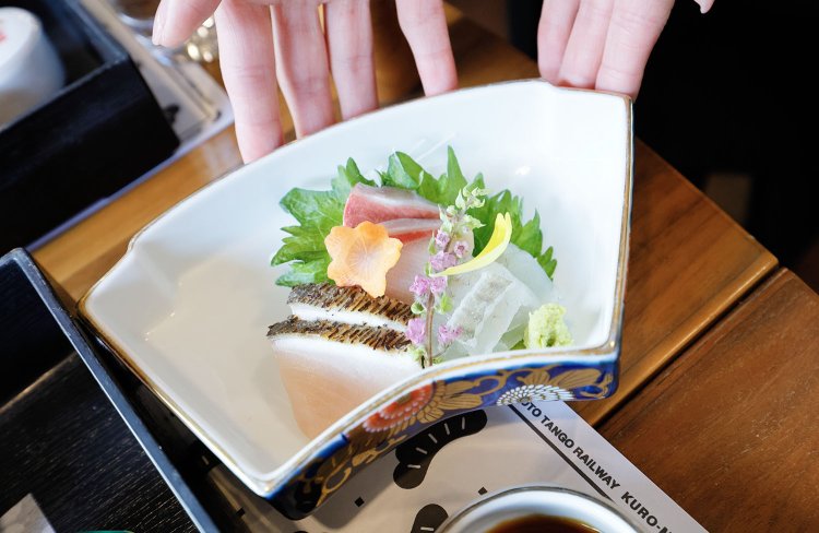車内とは思えない鮮度のお造里は、さすが海の京都！