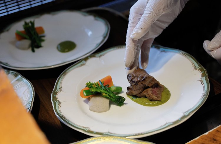 車内のキッチンスペースでていねいに仕上げられる。