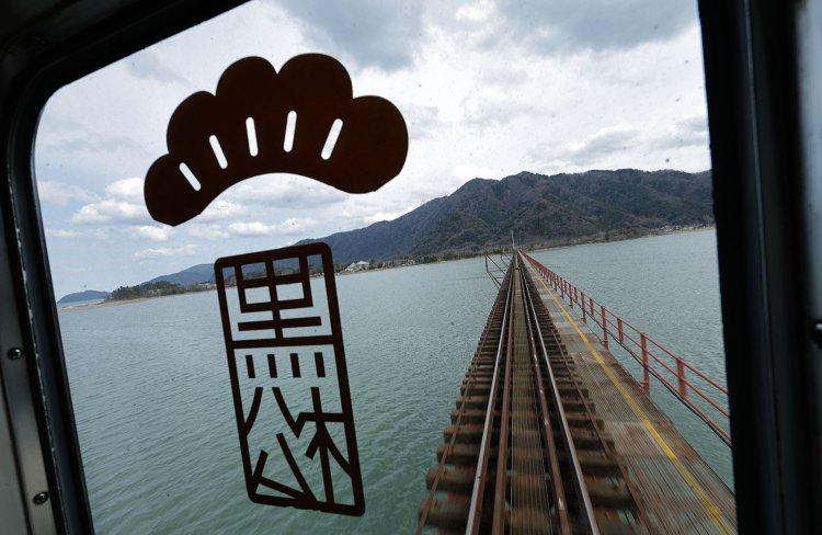 まるで水面をゆくように走る由良川橋梁では、徐行運転のサービスも。