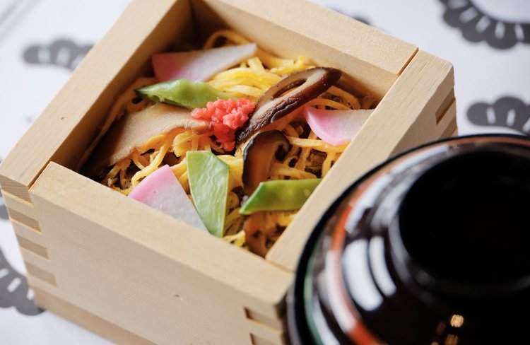 ご飯には小さな「丹後ばら寿司」。水物は「京きな粉を使用したパンナコッタ 季節の果物」と、コース全体で京丹後を味わいつくす、まさにプレミアムなランチのコース。