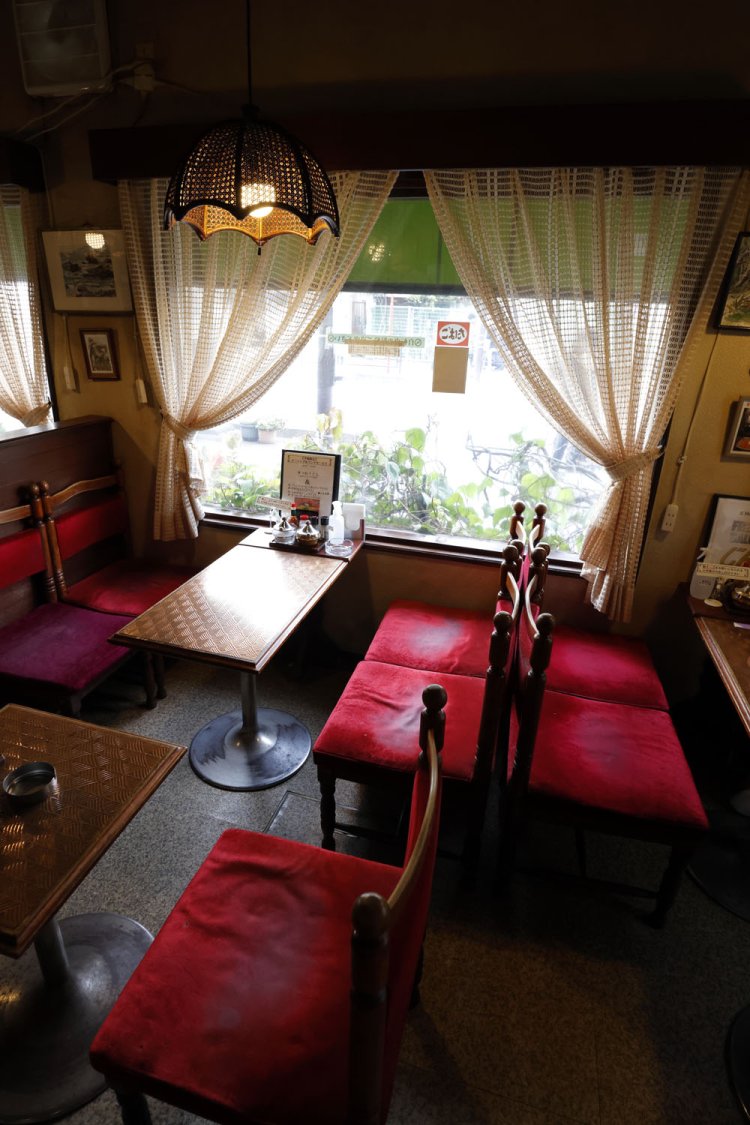 赤いベロア生地の椅子で、お尻に根が生えそう。