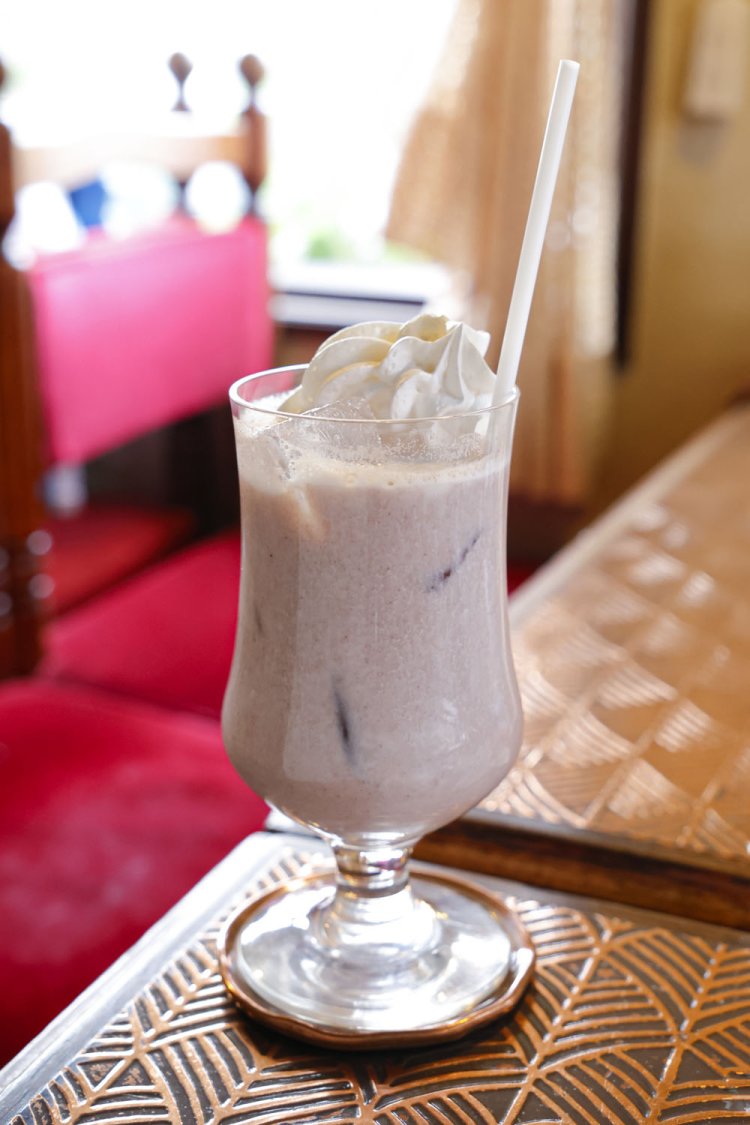 やさしい甘みがくせになる、あずきミルク570円。