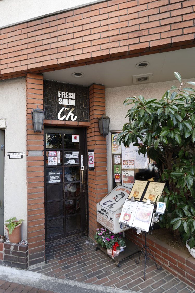 店は交差点に面した角地にある。