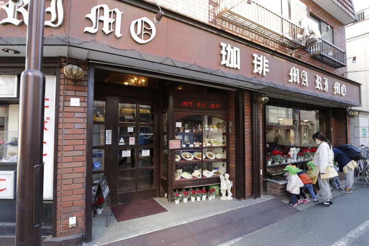 近所の子供たちが散歩がてら軒先のニシキゴイを見にやって来る。