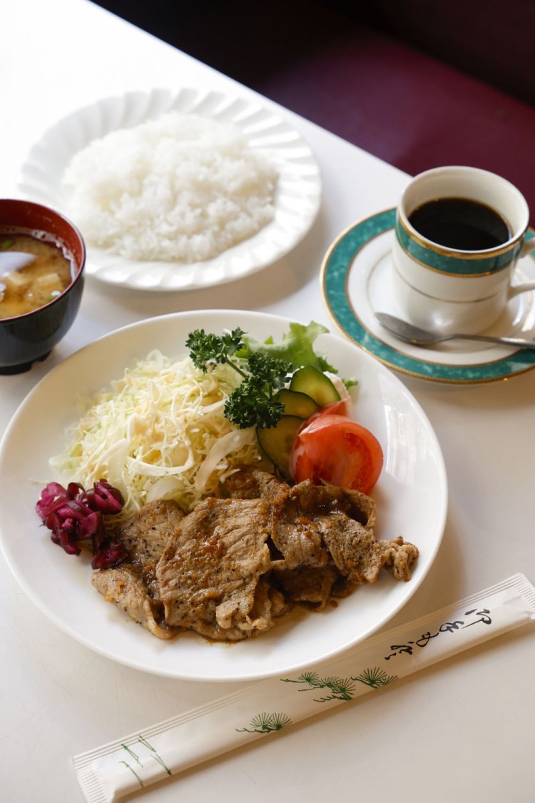 食事メニューで一番人気の生姜焼きライス1100円（提供は～14時）。ホット珈琲600円。