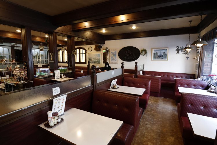 ドラマのロケ地としても引っ張りだこの店内は80席ほどあって広々。