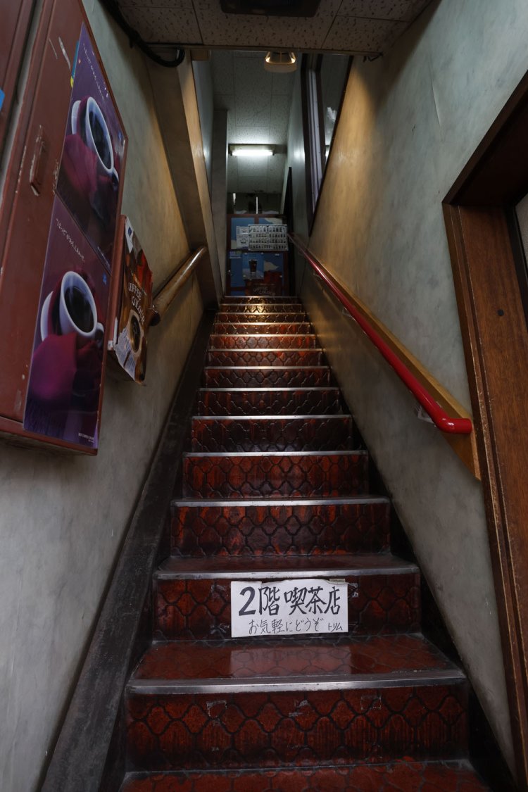 階段を上った先に店の入り口がある。
