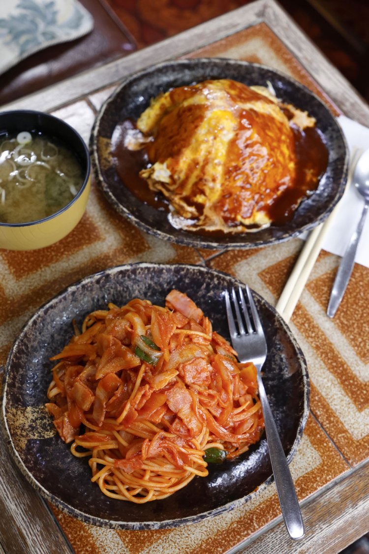 アレンジピラフ（奥）とナポリタンは各900円、ドリンクセットで1100円。ナポリタンにはトーストとミニサラダもつく。