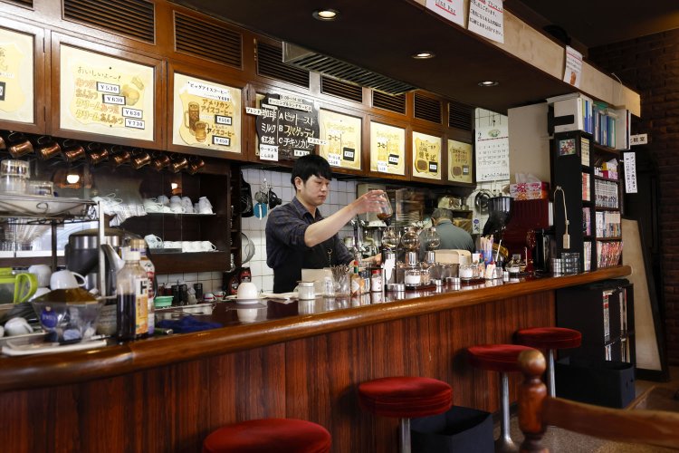 サイフォンでコーヒーをいれる神さん。