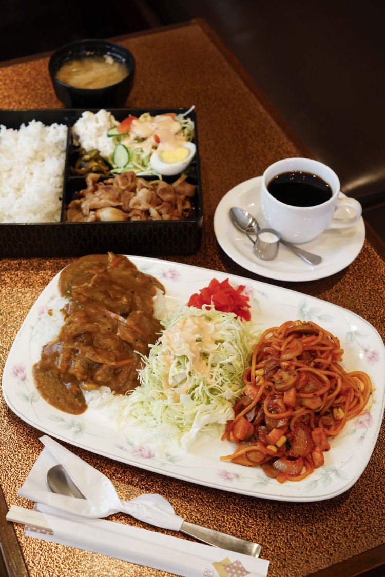 手前から、ナポリタン＆カレー（コーヒー付き）980円、焼肉ライス（みそ汁付き）900円。