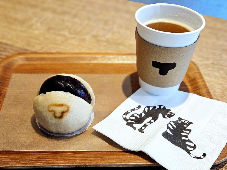 北青山店限定 あんバン481円、ドリンクセット(ほうじ茶)＋361円。