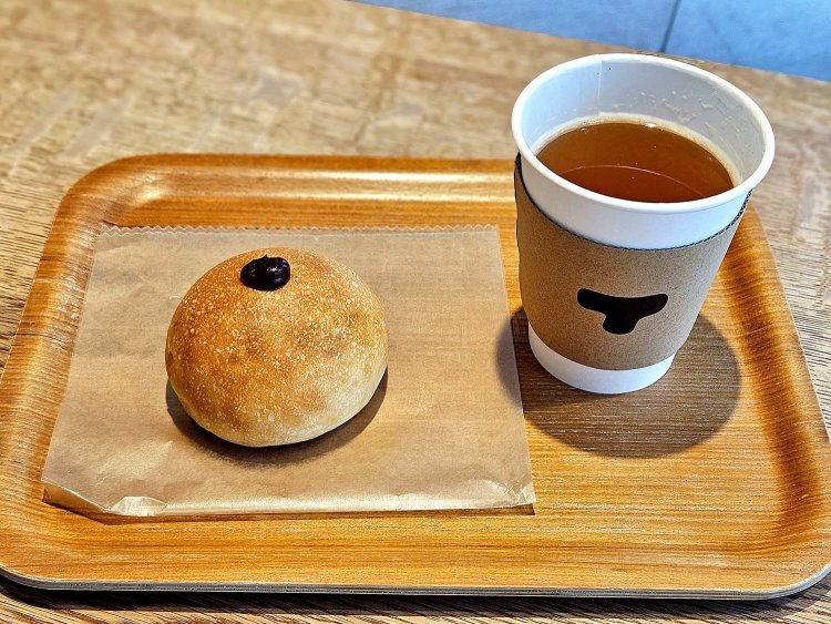 あんパン［こしあん］471円、ドリンクセット(ほうじ茶)＋361円。