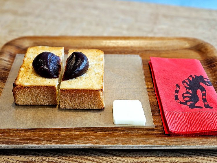 あんトースト[こしあん & 黒砂糖とメープルシロップ]551円。