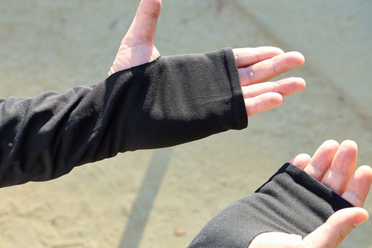 ファイバードライ アームカバー（指穴タイプ）　ブラック649円。