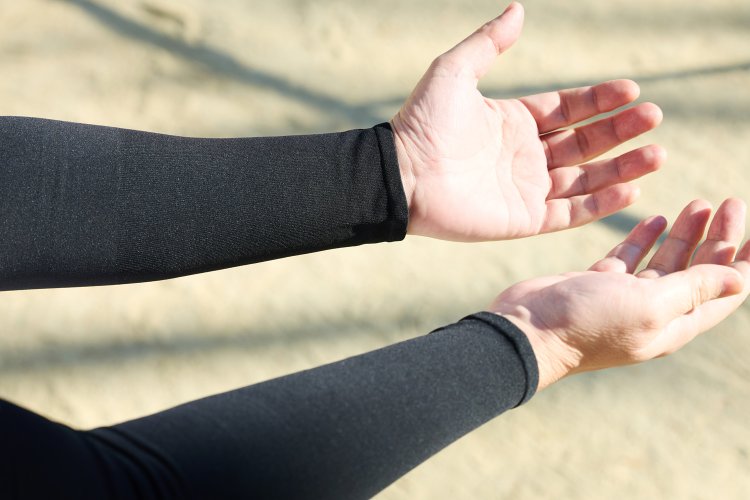 ファイバードライ アームカバー（手首から腕までガード）　ブラック 649円。