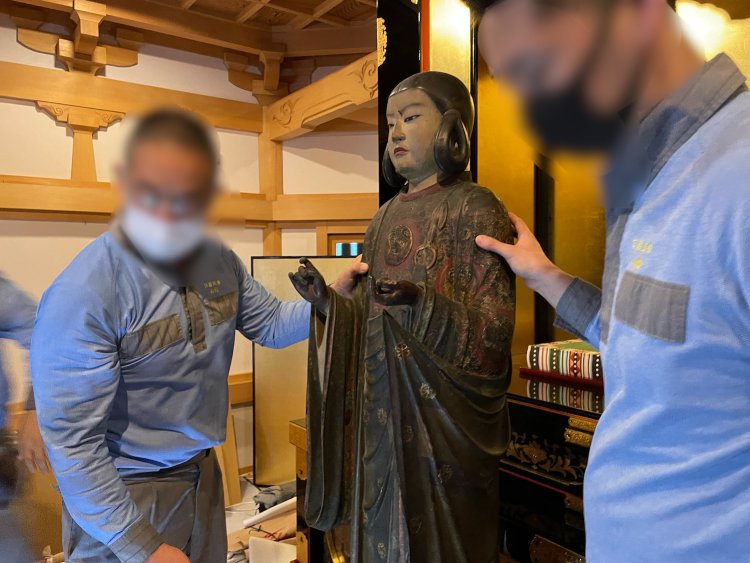 「善重寺」（茨城県）の聖徳太子像が展覧会出展のため運送業者に運ばれる様子。