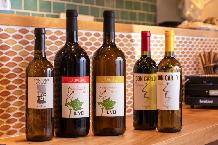 ワインはグラス490円～、ボトル2980円～。