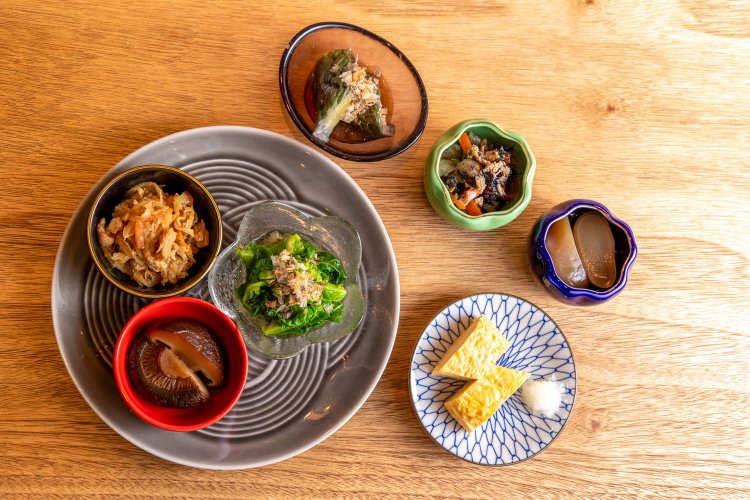 小皿のおばんざい。おまかせ3種盛580円・5種盛890円。組み合わせいろいろ！