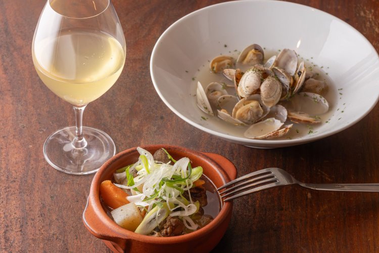 牛すじ塩煮込み700円。あさりの塩ワイン蒸し770円。