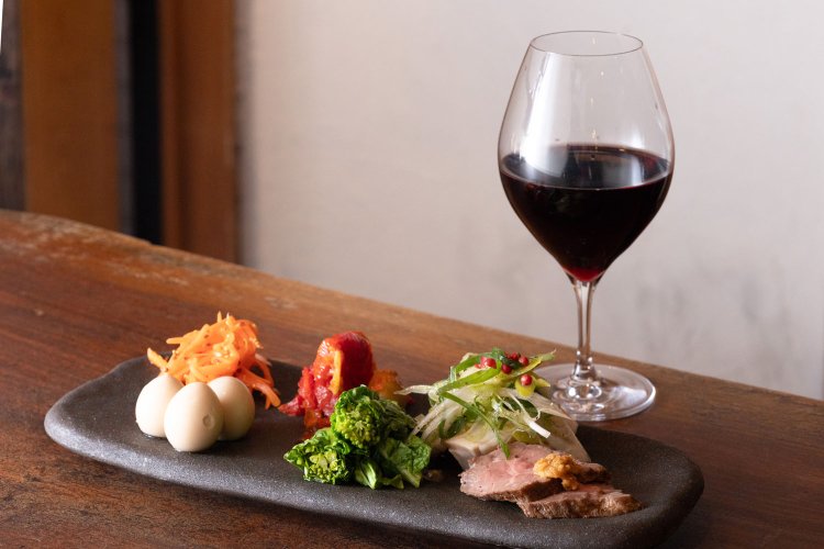 自家製ローストビーフ、うずら卵煮など小皿料理から5～6種類を少しずつ。前菜盛り合わせ1000円。