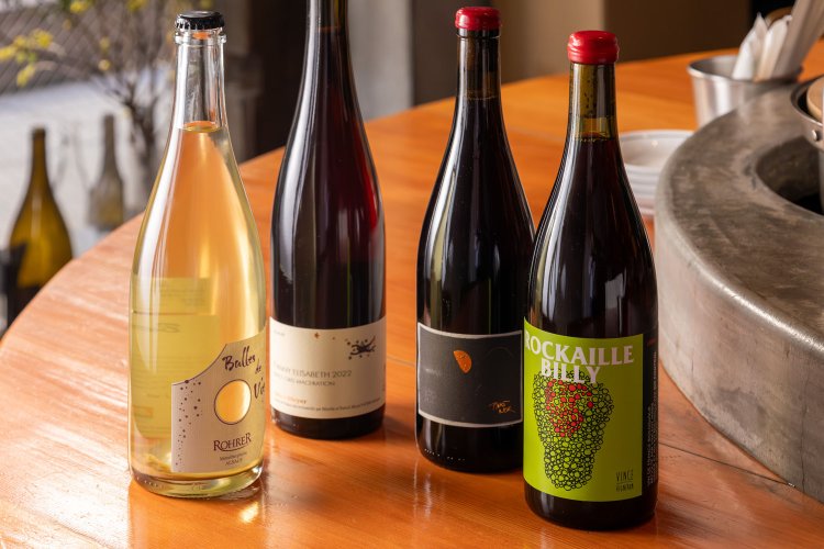 グラス900円～、ボトル7000円～。