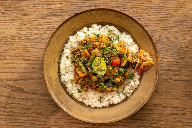 出汁キーマ&野菜とお豆のMIXcurry1480円。