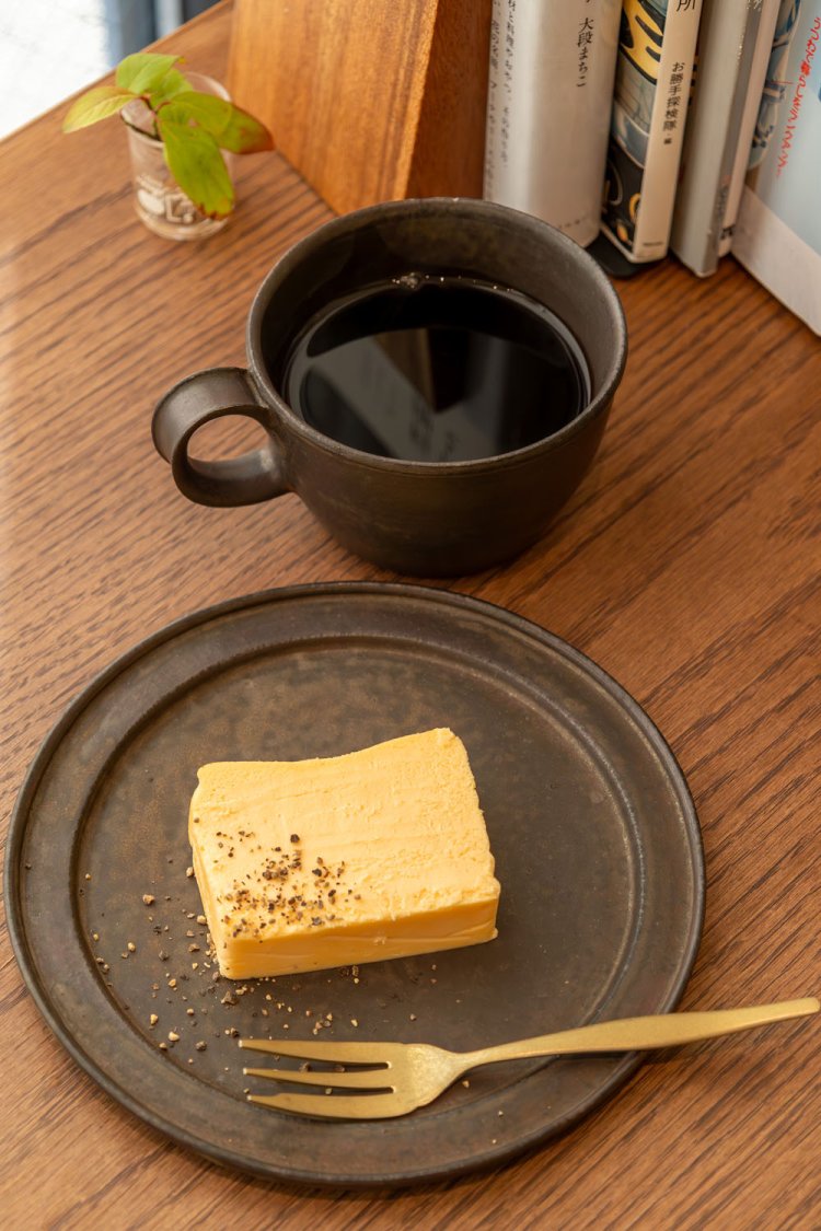 甘さ控えめ大人のチーズテリーヌ550円。お好みでブラックペッパーを添えて。