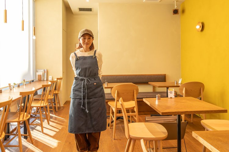 「店名は大好きな黄色にちなんで付けました」と店主の石原能吏子さん。壁のアクセントも黄色。