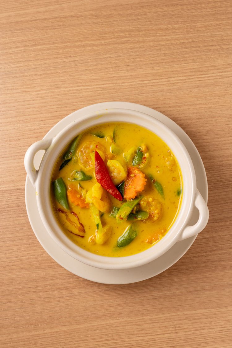 ニンジン、インゲンなど野菜いっぱい！エビと野菜のプーケットカレー1040円。