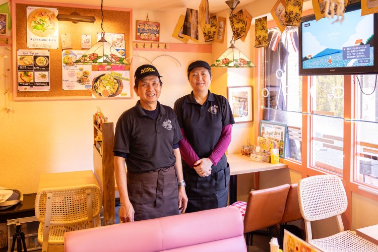 店主のプロイカオさんとシェフのデチョートさん。