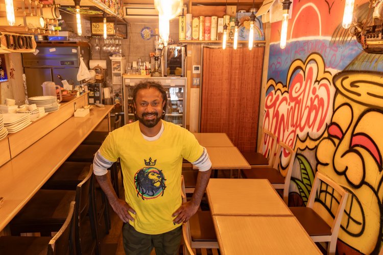 店主のアミラさん。レゲエ好き！