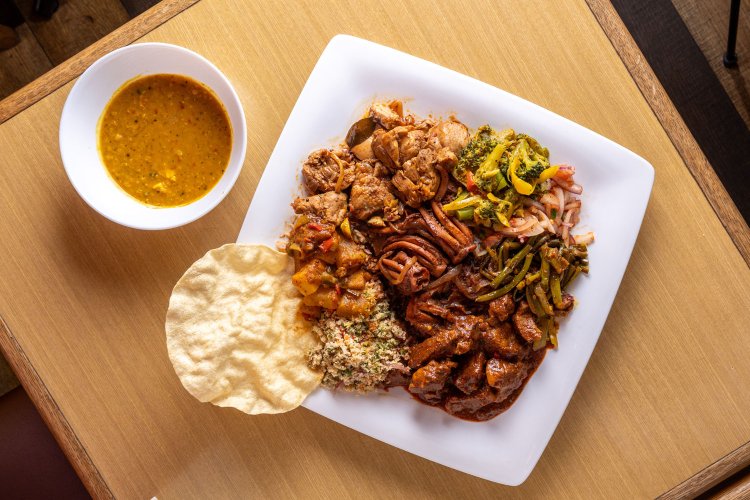 スリランカカレープレートスペシャル2300円（レギュラーサイズ）には、付け合わせにサンボール2種、豆のせんべいパパダンが。お米はバスマティライス。