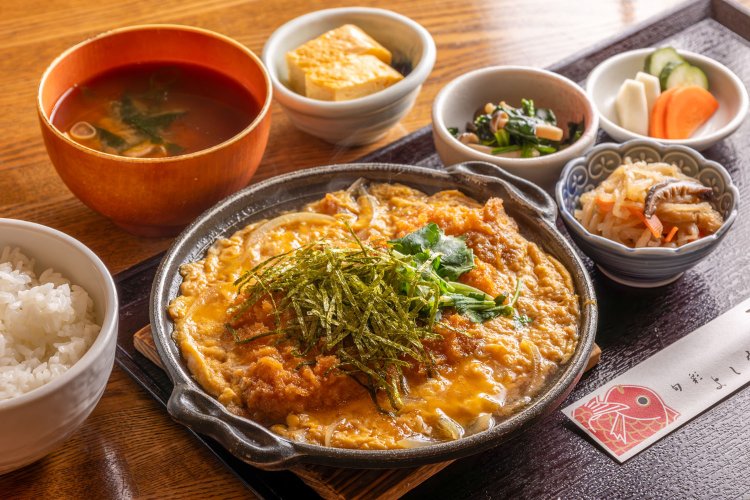 旨味たっぷりで肉厚！　熟成豚ロースカツ煮御膳1250円。揚げたてサクサクを卵とじに。