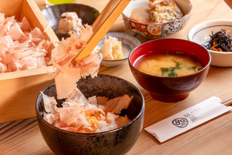 TKGの上で踊るかつお節。