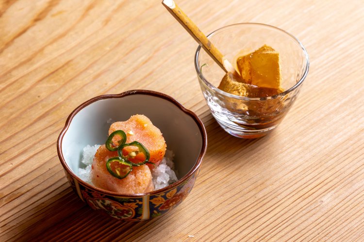 ごはんのおともにもう一品！　青唐辛子明太子300円。別腹デザートわらび餅250円。