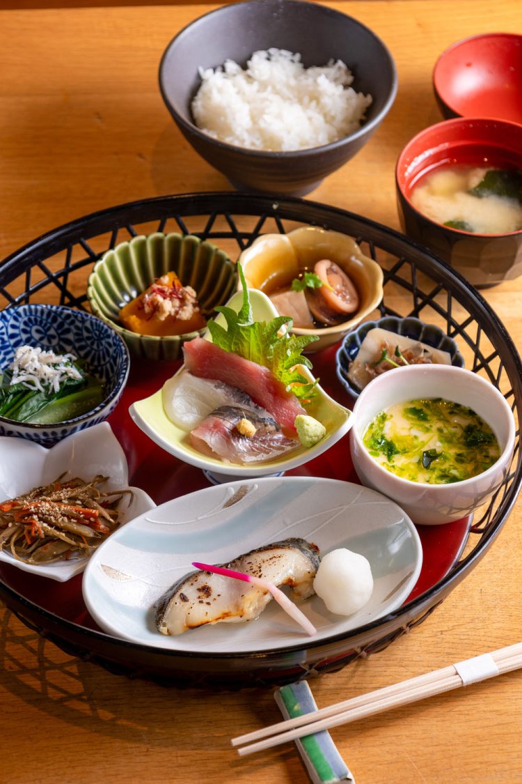 花籠御膳1000円。この日の刺し身はマグロ、ワラサ、アジ。焼き魚は鱈の西京焼き。