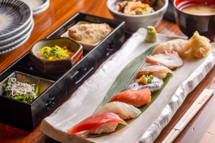 ランチメニューの提供は平日のみ。旬の握りランチ1500円はひと口丼、小鉢、サラダ、お椀付き。