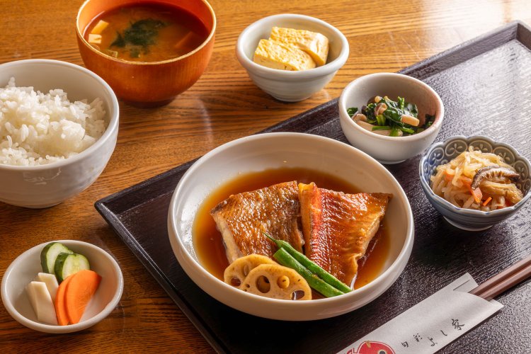 赤魚煮付け御膳1250円。自家製のぬか漬け、赤味噌の味噌汁など副菜にもこだわりが。