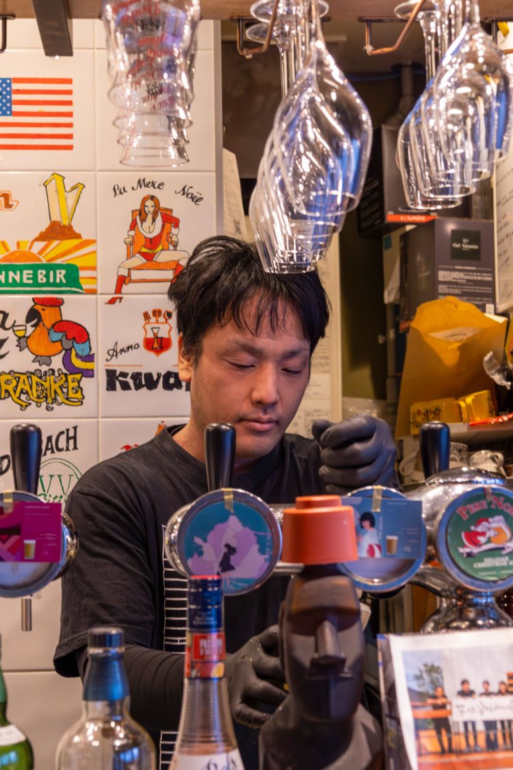 樽生を注ぐ店長・野中大輔さん。