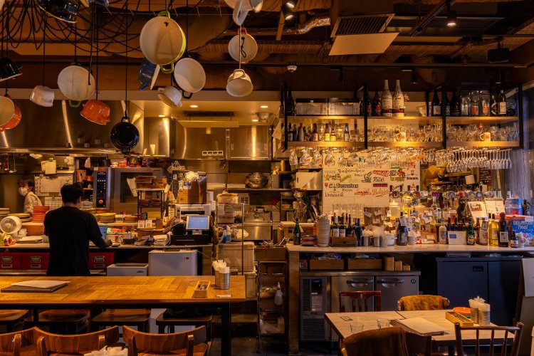 高架下のリノベ空間。