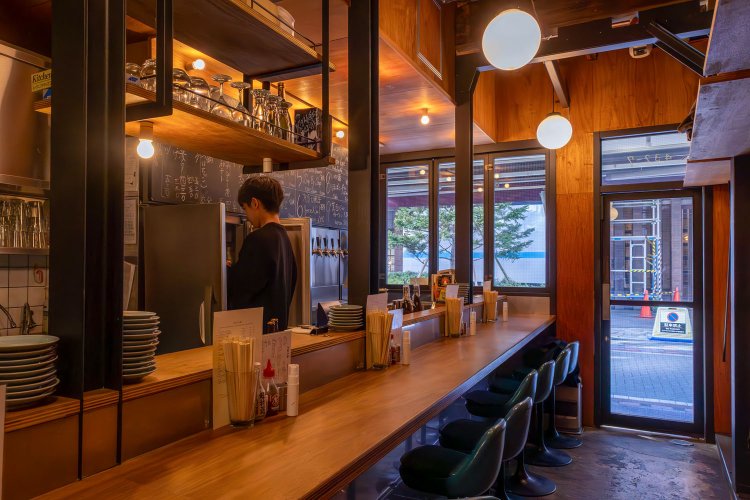 昭和のスナックを思わせるイスが並ぶ1Fカウンター席。