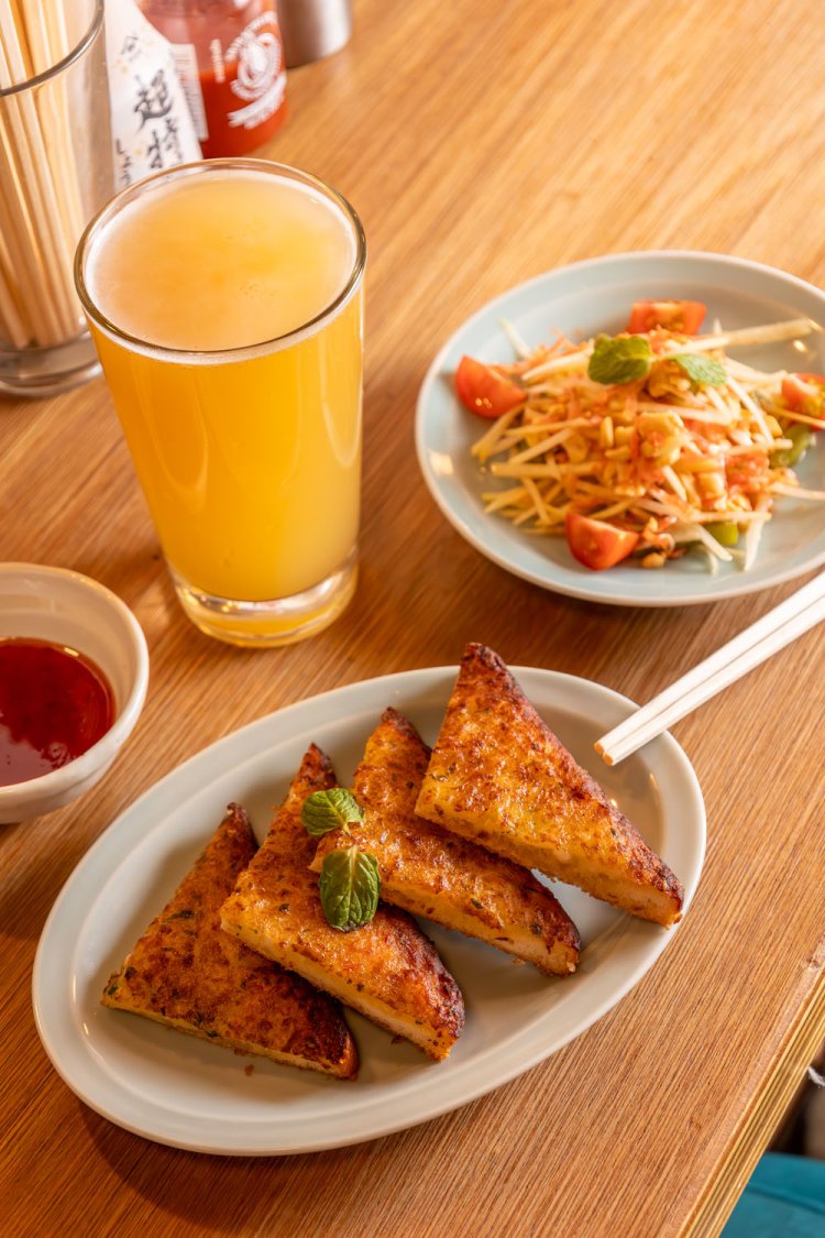 ピーチのような香りと程よい甘みの愛媛のグランドタップブルワリー/椿レギュラー1480円。海老トースト660円、青パパイヤサラダ530円。