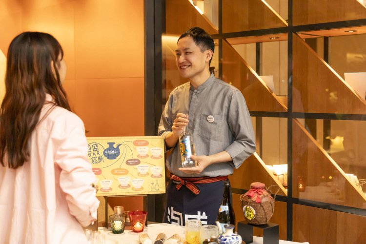 飲み比べもできる泡盛コンシェルジュは毎夜20時～、15分ごとの4部制。